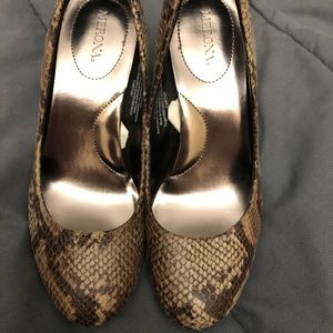 Like new Snakeskin low heels